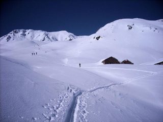 salendo agli alpeggi, solo tracce di salita, tutto immacolato sulla bella polverella!