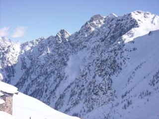 la valanga appena partita nel canale e dalle roccette, poi è diventata grossa il doppio!