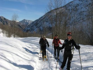 ...la strada innevata da basso solcata da un Quad cingolato...