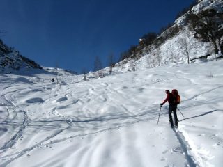 ...salendo questo bel pendio su vecchie tracce...