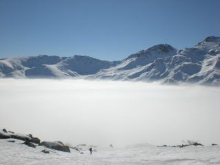 Sbucati dal mare di foschia