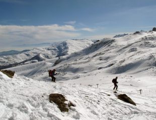 Si parte, con la Testa di Cervetto sullo sfondo