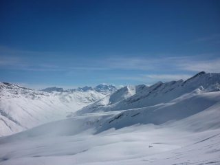 gruppo bernina sullo sfondo