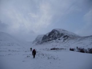 verso la parete sulla destra