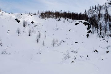 verso i 2100 m, il gruppetto sparpagliato. Scesi nel lariceto sulla dx