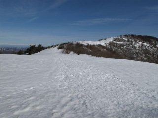 Sulla dorsale poco prima del colle, sullo sfondo il Rosa, a destra una quota prima dello Spinarda 