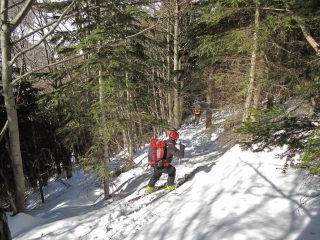 Discesa lungo il sentiero sotto il colle Arpione