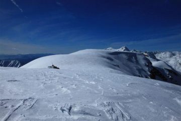I 700 metri che separano la Cima Est dalla Ovest laggiù in fondo