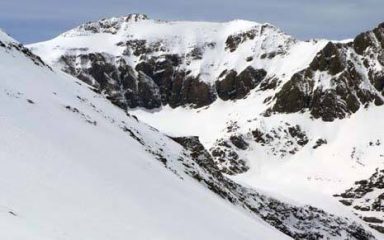 Salendo alla Punta Costan, sullo sfondo la cresta Fort-Ribon