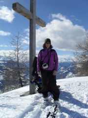 Primo piano di Isabella  vicino alla croce