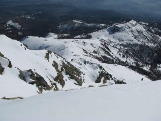 Dalla cima, vista verso il basso con strada di salita