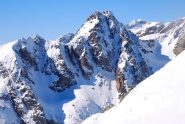 l'elegante piramide del Mont Chamineries, sullo sfondo il Gelas