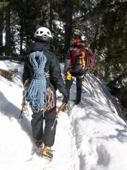 il ritorno sereno a valle lungo il sentiero dell'Alpenzu