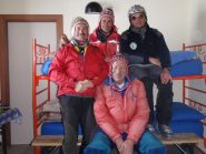 gruppo di evergreen in un interno