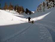 la conca ai piedi di prominenti balze rocciose