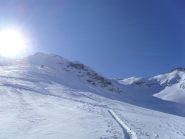 la traccia verso il canale-colletto,a destra il colle dove c'e' il ricovero Testafochi
