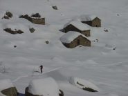 Passando alle baite sul versante sud del Palit