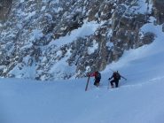 Giorgio che traversa a ridosso delle rocce