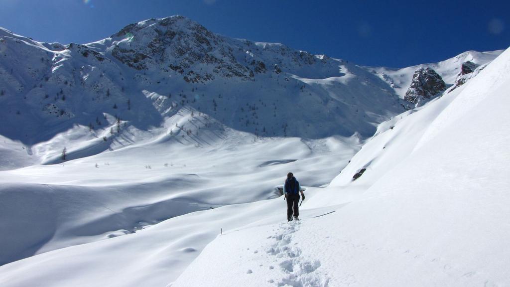salendo e facendo la pista nella parte bassa del vallone (14-3-2010)