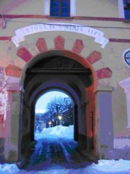 Di fronte all'ingresso della Certosa c'è una buona fontana con acqua  durezza 7,5, nitrati 5 mgl