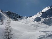 Il vallone di salita con sullo sfondo Punta Lance