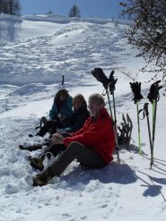 sosta pranzo al riparo dal vento sotto una cornice