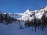 Il Bec Llaris (2426m) e la bastionata che difende l' accesso al Lago di Vercoche.