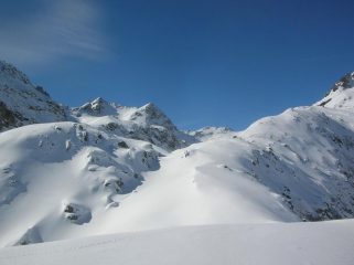 Il Colle Santana (2645m), il Monte Nero (2737m) ed il Col Larissa (2584m) alla testata del Vallone di Vercoche.