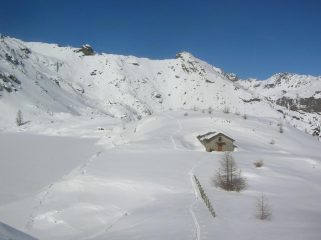 Il Rifugio dei Pescatori ed il Lago di Vercoche (2202m).