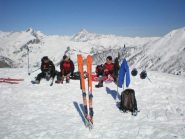 in punta con il Monviso di spalle
