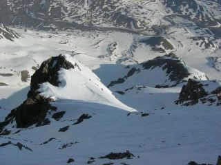 ..dal colletto uno sguardo verso il basso..
