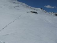 Il piano di Ugiassocon traccia del traverso che porta alla spalla di quota 1700