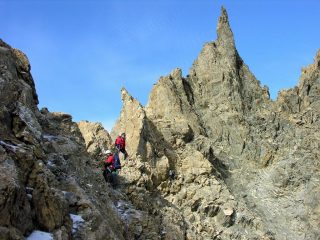 nei pressi di alcuni grossi spuntoni rocciosi, dove si ripassa sul versante Sud dell'Aiguille de Chambeyron (23-9-2007)