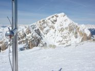 la croce di vetta e sullo sfondo il picco vallandro