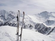 Panorama dalla vetta; bel distacco di lastrone sulla Giassez.