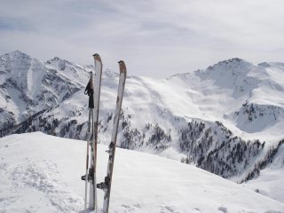 Panorama dalla vetta; bel distacco di lastrone sulla Giassez.