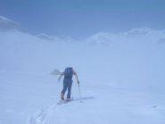 all' uscita dalla nebbia, verso l' erta finale
