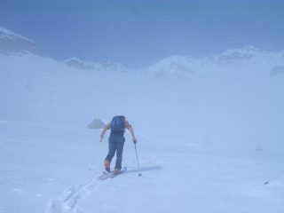 all' uscita dalla nebbia, verso l' erta finale