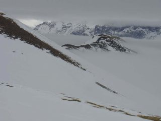 Dai pendii finali una fessura sgombra da nebbia