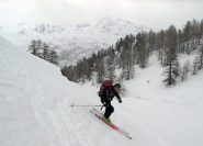 Sotto il rifugio: sciatore