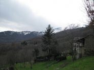 A sinistra, sulla dorsale, il Monte Canavetta 