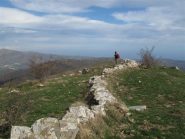 A sinistra di Luca si vede il puntino bianco dell'ancora lontana chiesetta dell'Acquarone