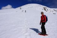 Maria Carla si avvicina al ripido pendio che porta alla quota 2272 m. (27-3-2010)