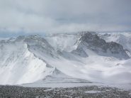 Punta del Vallone del Lupo, Col de la Bouteille e Pic du Pelvat fotografati dalla cima della Testa di Malacosta. Dietro la Punta del Vallone del Lupo si identifica il Pelvo di Ciabrera.