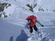 La pelata baciata dai raggi del sole sulla pedonale