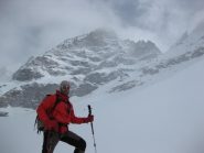 Discesa sotto la neve e dietro Becca di Monciair
