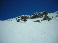 Paolo in discesa nel ripido tratto sotto la vetta