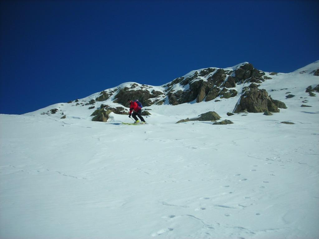 Paolo in discesa nel ripido tratto sotto la vetta