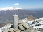Le Colme, sotto la cavallaria, in sfondo il Mombarone