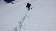 Massimo è impegnato sul ripido pendio che porta alla quota 2651 m. (5-4-2010)